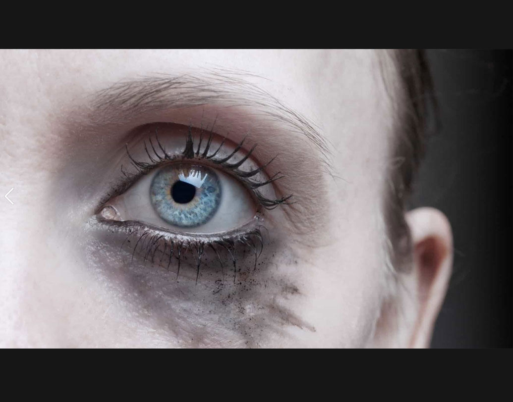 ২০১৬-র জুলাই। বিয়ের মাত্র কয়েক সপ্তাহ পেরিয়েছে। দুবাইয়ের সি-বিচে বেড়াতে গিয়েছিলেন এক দম্পতি। সেখান থেকে ফিরেই তাঁদের ডিভোর্স হয়েছিল। কেন? স্বামীর দাবি, সমুদ্রস্নানের পর ধুয়েমুছে সাফ হয়ে গিয়েছিল তাঁর স্ত্রীর মেকআপ আর ফেক আইল্যাশ। এবং সেই প্রথম স্ত্রীকে মেকআপহীন অবস্থায় দেখেছিলেন তিনি।