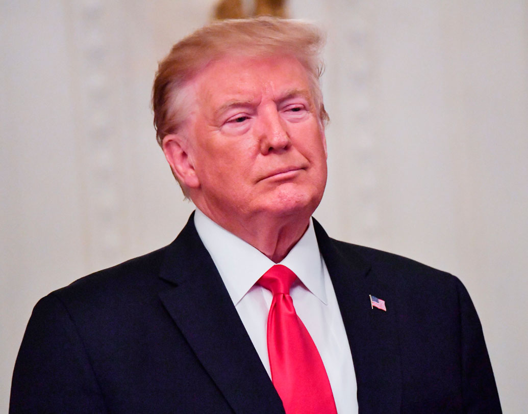 ২২ বছরের সুখী দাম্পত্য। তবে হঠাৎই তাতে ছেদ পড়ে। ২০১৭-তে ৭৩ বছরের গেল ম্যাকরমিক জানতে পারেন, মার্কিন প্রেসিডেন্ট পদের লড়াইতে ডোনাল্ড ট্রাম্পের পক্ষে ভোট দিয়েছেন স্বামী। তাঁর রাজনৈতিক পছন্দ জেনে গেল বলেছিলেন, ‘‘আমাদের মধ্যে একটা অধ্যায় যেন প্রকাশ্যে এল। মনে হল, এত দিন ধরে যেন নিজেকেই বোকা বানাচ্ছিলাম।’’