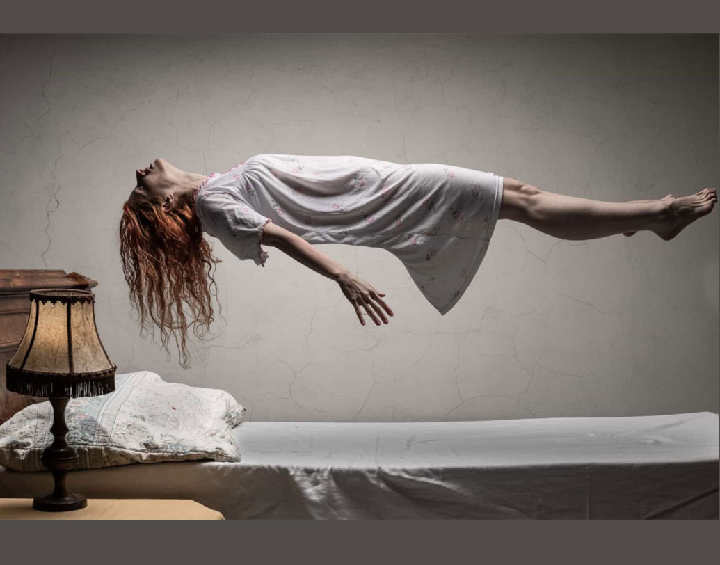 ২০১৭-তে ইতালির এক ব্যক্তি ডিভোর্সের মামলা করেন। আদালতে তিনি জানিয়েছিলেন, তাঁর স্ত্রীকে শূন্যে ভেসে থাকতে দেখেছেন। বছর দশেক ধরেই নাকি নানা অদ্ভুত আচরণ করছেন তাঁর স্ত্রী। ওই ব্যক্তির দাবি, ‘অশুভ শক্তি’ তাঁর স্ত্রীর মধ্যে বাসা বেঁধেছে। তবে তাঁদের ডিভোর্স হলেও ওই মহিলাকে কোনও ভাবেই দায়ী করেনি মিলানের কোর্ট।