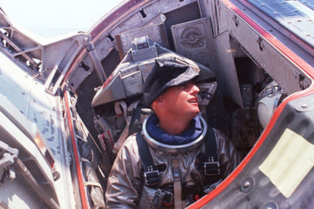 পেট কনরাড: তৃতীয় মহাকাশচারী যিনি চাঁদের মাটিতে পা রাখেন। ১৯৬৯ সালে ফ্লোরিডার কেনেডি স্পেস সেন্টার থেকে অ্যাপোলো ১২-র উৎক্ষেপণ হয়েছিল। ৭ দিন পর ১৯ নভেম্বর তাঁরা চাঁদে অবতরণ করেন। তাঁরাই প্রথম রঙিন টেলিভিশন ক্যামেরা নিয়ে যান চাঁদে।