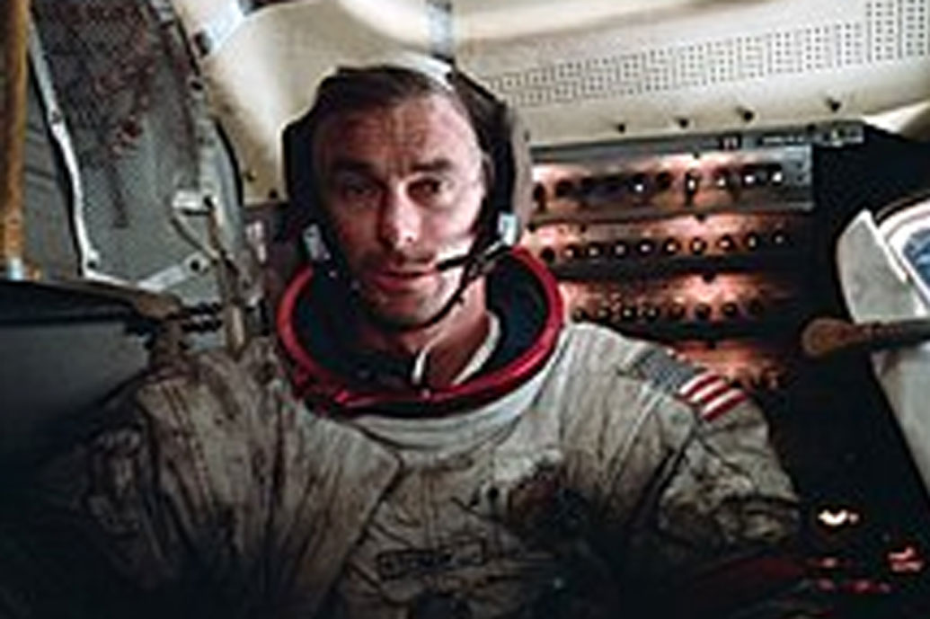 জিন সারমন: নাসার অ্যাপোলো প্রোগামের শেষ অভিযান ছিল অ্যাপোলো ১৭। তার পর থেকে আর কোনও মানুষ চাঁদে পা রাখেননি। আর মহাকাশচারী জিন সারমন ছিলেন ১১ নম্বর বিজ্ঞানী, যিনি চাঁদে নেমেছিলেন।