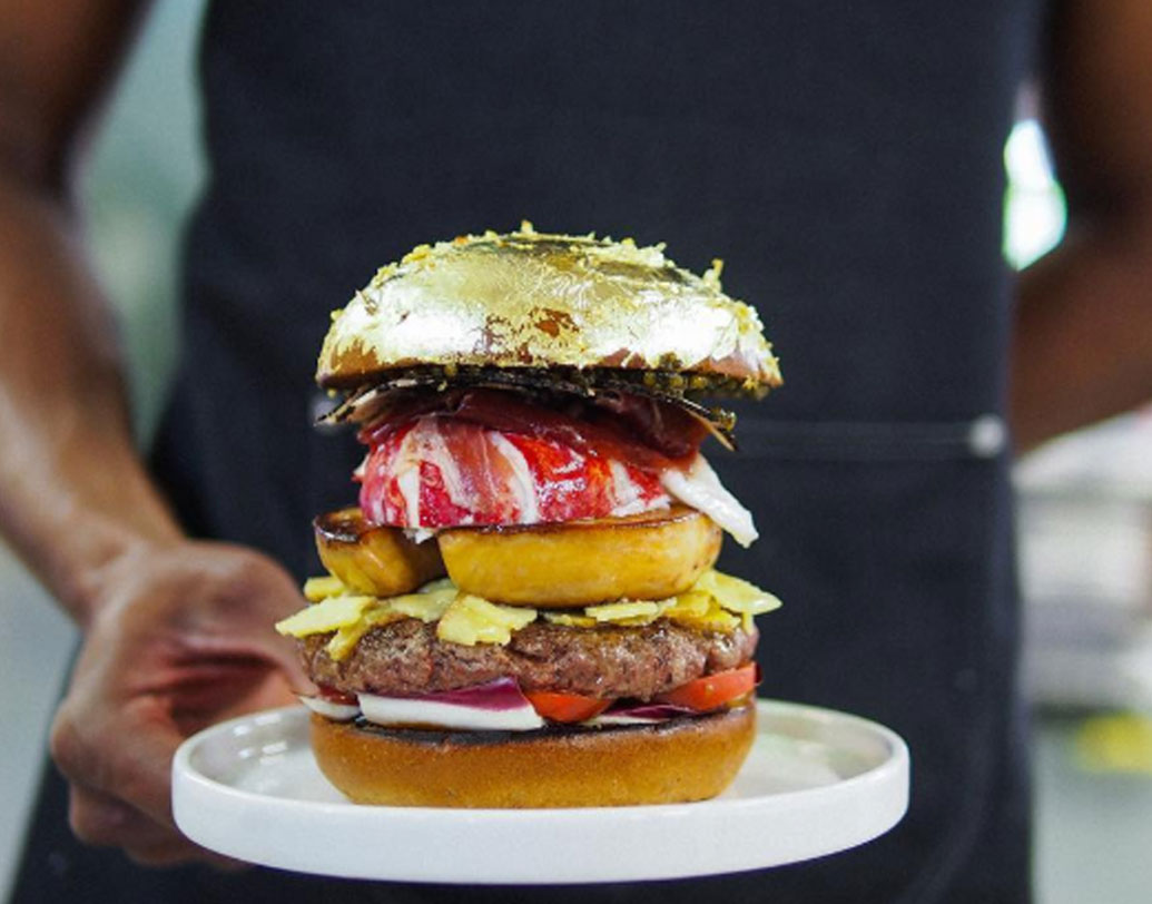 একটা বার্গারের জন্য কত টাকা খরচ করতে হবে আপনাকে? গিনেস ওয়ার্ল্ড রেকর্ডস জানিয়েছে, সালটা ২০১৭ হলে ২৩১৩.৭২ ডলার খরত হত আপনার। সে বছর ডাচ শেফ দিয়েগোর তৈরি করা বার্গারটিই ছিল সবচেয়ে দামি। এতে ছিল জাপানের ওয়াগু বিফ, গলদা চিংড়ি, হোয়াইট ট্রাফল, ক্যাভিয়ার এবং ২৪ ক্যারাটের সোনার তবক-সহ নানা দুর্মূল্য উপাদান।