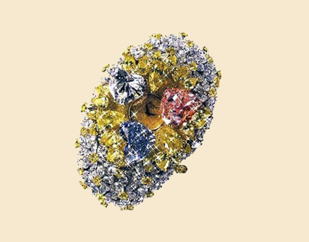 এক ঝলকে দেখলে মনে হয়, যেন একটা ফুল ফুটে রয়েছে। তবে তা আসলে একটি হাতঘড়ি। গোলাপি, সাদা, হলুদ রঙের ২০১ ক্যারাটের ৮৭৪টি হিরেখচিত এই হাতঘড়িটি নিলামে উঠেছিল ২০০০ সালে। সে সময় এটি বিকিয়েছিল আড়াই কোটি ডলার।