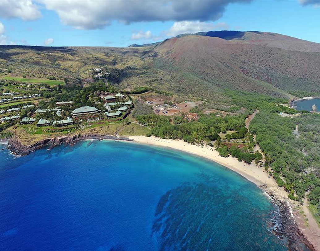 ওর‌্যাকল সংস্থার প্রতিষ্ঠাতা ল্যারি এলিসন হাওয়াইয়ে ৯০ হাজার একরের লানাই দ্বীপ কিনেছিলেন সেই ২০১২ সালে। সে সময় তাঁর খরচ হয়েছিল ৩০ কোটি টাকা। এ মুহূর্তে এর ৯৮ শতাংশ তাঁর মালিকানাধীন। বাকি ২ শতাংশ রাষ্ট্রের অধীনস্ত। সে দ্বীপে আরও ৪৫ কোটি ডলারের বিনিয়োগে দু’টি পাঁচতারা হোটেল এবং একটি ছোট শহরও গড়ে তুলেছেন ল্যারি।