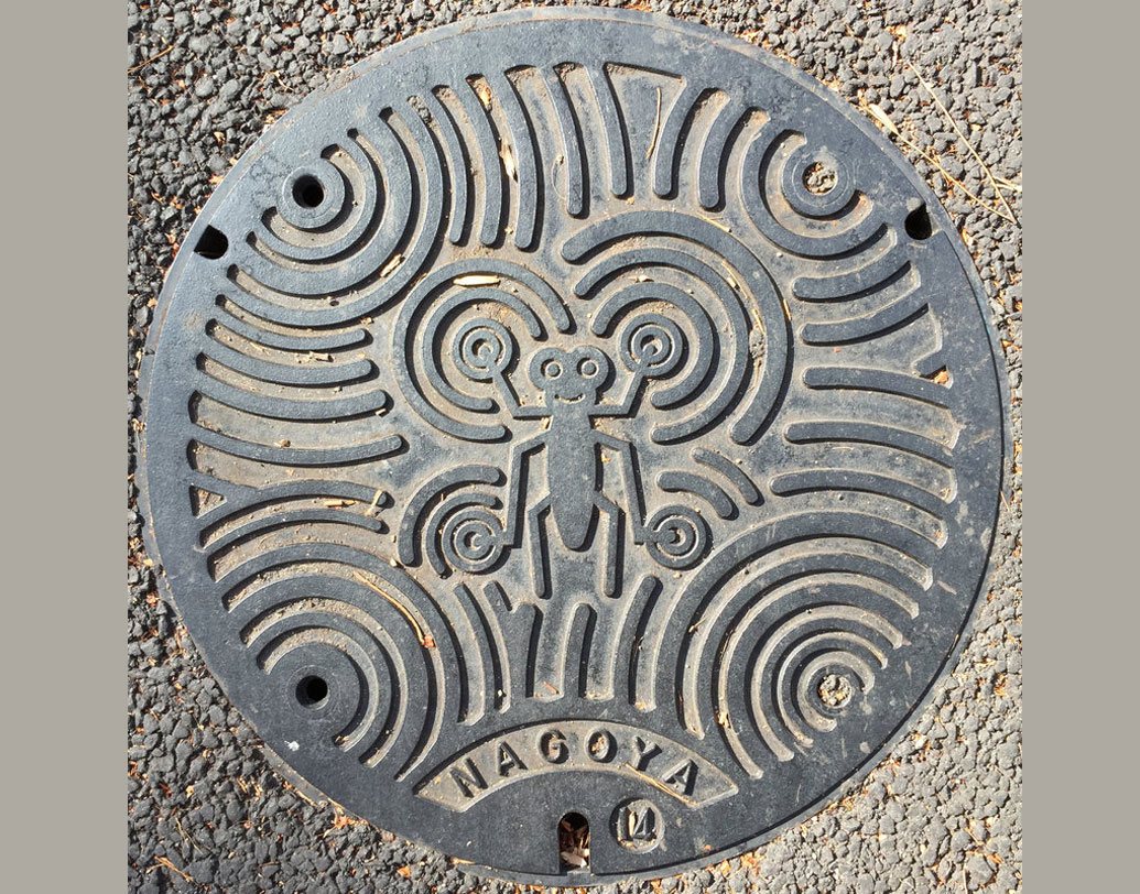 গত শতকের পাঁচের দশক থেকেই জাপানে নানা ধরনের জ্যামিতিক আকারের ওই ঢাকনাগুলি তৈরি করা হয়েছিল। জাপানের শহরের নামেই সে সব ডিজাইনের এক একটা নামকরণ করা হয়েছিল। যেমন, ‘টোকিয়ো’ বা ‘নাগোয়া’।