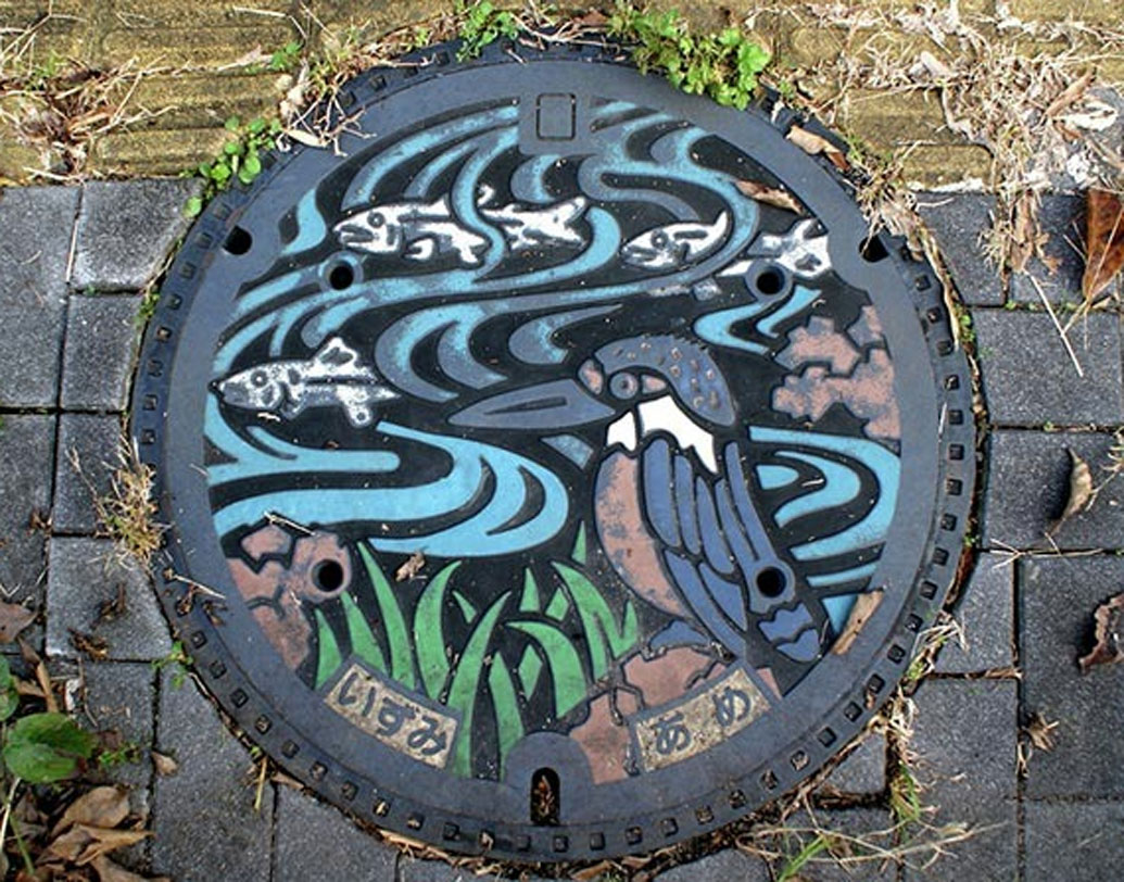 ঠিক কী কী আঁকা হচ্ছে ওই ম্যানহোলের ঢাকনাগুলিতে? সাধারণত, শহরের প্রতীক চিহ্ন, স্থানীয় এলাকার কোনও ঘটনা বা ফুল অথবা পাখির আকার ফুটিয়ে তোলা হয়েছে তাতে। যেমন, টোকিয়োর উত্তর-পশ্চিম প্রান্তের পাহাড়ি এলাকার শহর তাকাসাকিতে যে সব ম্যানহোল রয়েছে, তার ঢাকনায় ফুটে উঠেছে সে জায়গার জনপ্রিয় বাজি উৎসব।