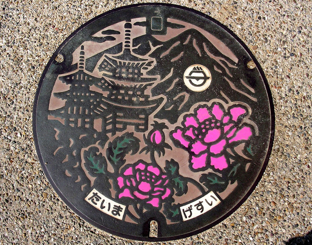 ফুকায়া শহরে আবার দেখা যায়, সেখানকার স্থানীয় ম্যাসকট খরগোশ-হরিণের সহাবস্থান। কোথাও আবার কার্টুন চরিত্রও ঠাঁই পেয়েছে ঢাকনার গায়ে। টোকিয়োর তামা ওয়ার্ডে দেখা মিলছে ‘হ্যালো কিটি’ নামের এমন এক কার্টুন চরিত্রের।