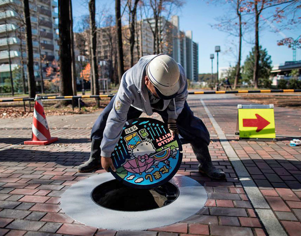 এ ধরনের ম্যানহোলে ঠিক কী কী আঁকা হবে, তা নিয়ে নির্দিষ্ট কোনও নীতি নেই প্রশাসনের। ফলে ম্যানহোলের কাছাকাছি এলাকার কোনও থিম পার্ক বা স্টেডিয়ামের ছবিও ফুটে উঠতে তাতে।