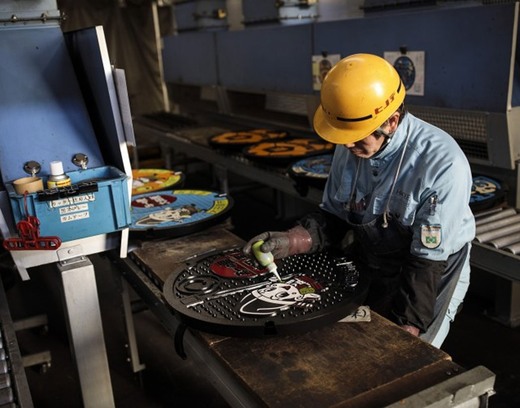 সাধারণত, ম্যানহোলের গায়ে অ্যালুমিনিয়ামের প্রলেপের উপর স্যান্ড মোল্ড দিয়ে ফুটিয়ে তোলা হচ্ছে এ ধরনের নানা ডিজাইন। জাপানের ১,৭১৮টি পুরসভার মধ্যে প্রায় ৯৫ শতাংশ এলাকার ম্যানহোলই এ মুহূর্তে ভরে গিয়েছে বিভিন্ন ছবিতে।