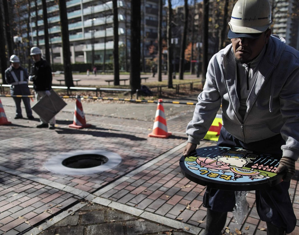 এক একটি ম্যানহোলের ঢাকনা এ ধরনের শিল্পকর্ম ফুটিয়ে তুলতে খরচ পড়ছে ৫৮৫ ডলারের কাছাকাছি। তবে ঢাকনাগুলিতে শিল্পীর তুলিতে নানা রং জোড়া হলে তার খরচ বে়ড়ে দাঁড়াচ্ছে প্রায় ৯০০ ডলারেরও বেশি।