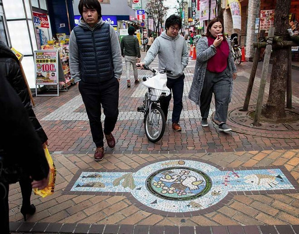 ম্যানহোলের ঢাকনা রং করার এই ট্রেন্ড জাপানে এতটাই জনপ্রিয় যে এ নিয়ে সংগঠনও গড়ে উঠেছে। এ ধরনের শিল্পকর্মের গুণমুগ্ধরা আবার ওয়েবসাইটও খুলে ফেলেছেন। তাতে ম্যানহোলের ঢাকনার ছবি তুলে তা পোস্ট করছেন তাঁরা। টোকিয়োতে তো গত ফেব্রুয়ারিতে ম্যানহোল ফেস্টিভ্যালও হয়ে গেল!
