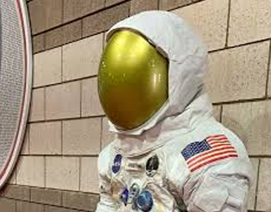 আর্মস্ট্রংয়ের স্পেসস্যুটের মডেলের নাম ‘এ সেভেন এল’। ক্রমিক সংখ্যা ০৫৬। সে সময়েই এর আনুমানিক ব্যয় ছিল ১ লক্ষ মার্কিন ডলার। এখনকার বাজারদর অনুযায়ী প্রায় ৬ লক্ষ ৭০ হাজার মার্কিন ডলার। ভারতীয় মুদ্রায় প্রায় ৫ কোটি টাকা।