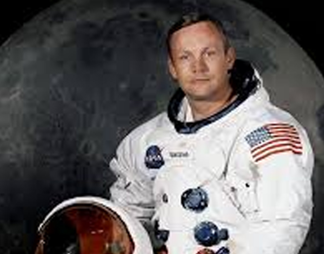 চাঁদের মাটিতে তাপমাত্রার তারতম্য অকল্পনীয়। দিনের বেলায় সেখানে তাপমাত্রা থাকে প্রায় ২৮০ ডিগ্রি ফারেনহাইট। রাতে সেটাই নেমে দাঁড়ায় মাইনাস ২৮০ ফারেনহাইটে। ফলে অভিযাত্রীর পোশাকও হতে হবে উপযুক্ত।