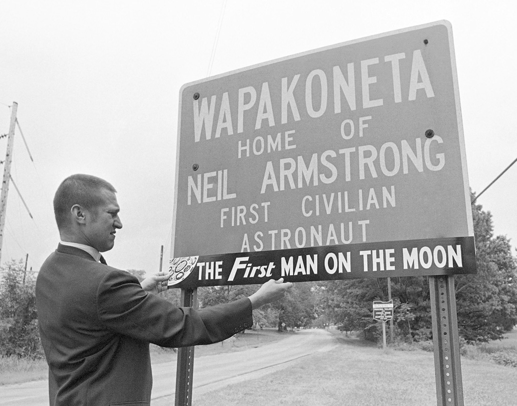 আর্মস্ট্রংয়ের স্পেসস্যুট  ছিল মোট একুশটি স্তরের। মূল উপকরণ সিন্থেটিক্স, নিওপ্রেন রাবার এবং মেটালাইজড পলিয়েস্টার ফিল্ম। শুধু তাপমাত্রার তারতম্যই নয়। এই বিশেষ পোশাক আর্মস্ট্রংকে সুরক্ষা দিয়েছিল বায়ুমণ্ডলহীন চাঁদে সূর্যের ক্ষতিকর অতিবেগুনি রশ্মি থেকেও।