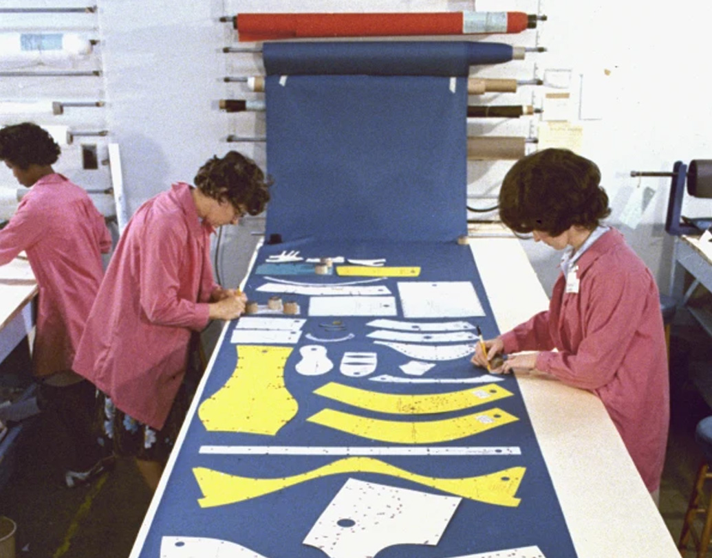 বিস্ময়কর হলেও সত্যি, চাঁদে পা রাখা প্রথম মানুষের স্পেসস্যুট তৈরি হয়েছিল যন্ত্রে নয়, বরং হাতে। দক্ষ ও প্রশিক্ষিত মহিলা সীবন-কর্মীরা তিলে তিলে সেটা তৈরি করেছিলেন। এতটাই সতর্কতার সঙ্গে, যে বত্রিশ ভাগের মধ্যে এক ভাগ ভুল হলেও তা বাতিল হয়ে যাওয়ার আশঙ্কা ছিল। (ছবি: সোশ্যাল মিডিয়া)