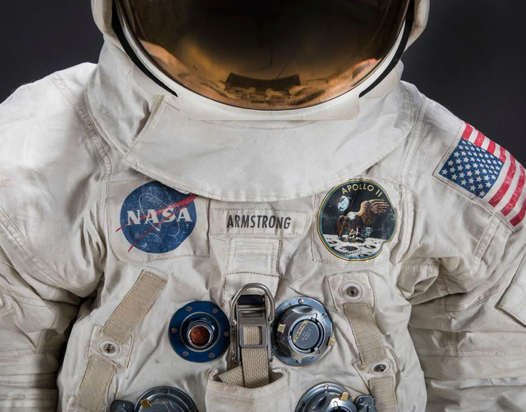 এই বিশেষ পোশাক তৈরির বরাত দেওয়া হয়েছিল ডোভারের সংস্থা ইন্টারন্যাশনাল ল্যাটেক্স কর্পোরেশনকে। চ্যালেঞ্জের অগ্নিপরীক্ষায় সসম্মানে উত্তীর্ণ হয়েছিল এই সংস্থা। তাদের খেয়াল রাখতে হয়েছিল, যাতে এই পোশাকে ন্যূনতম স্বাচ্ছন্দ্যটুকু দেওয়া যায় মহাকাশচারীদের। পোশাক ঠিকমতো তৈরি হচ্ছে কি না, তত্ত্বাবধানের দায়িত্বে ছিলেন দক্ষ ইঞ্জিনিয়াররা।