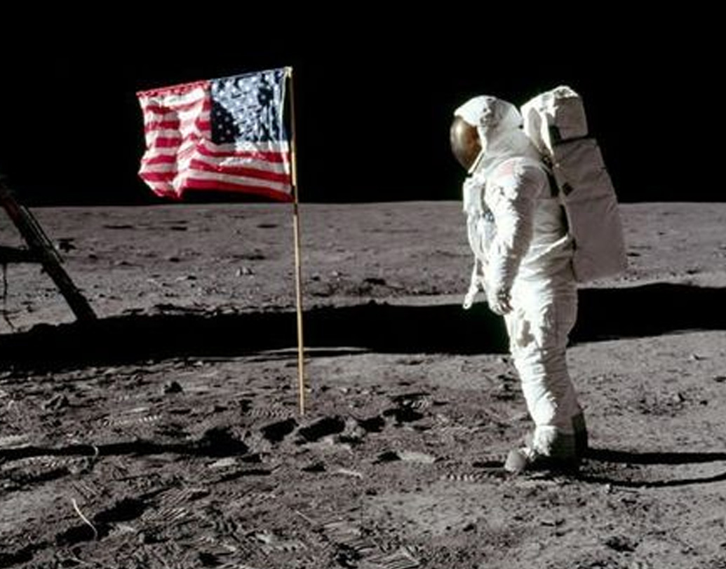 চাঁদের পিঠে অভিযাত্রীদের পোশাক তৈরির সময় বিশেষ নজর ছিল পোশাকের কাঁধ, কনুই, হাঁটু এবং গোড়ালির অংশের দিকে। যাতে মহাকাশচারীদের ওই অংশ ভাঁজ করতে সমস্যা না হয়। ব্যবহার করা হয়েছিল স্টিল এয়ারক্র্যাফ্ট কেবল। ফলে নিচু হয়ে চাঁদের মাটি থেকে নমুনা সংগ্রহে সমস্যা হয়নি মহাকাশচারীদের।