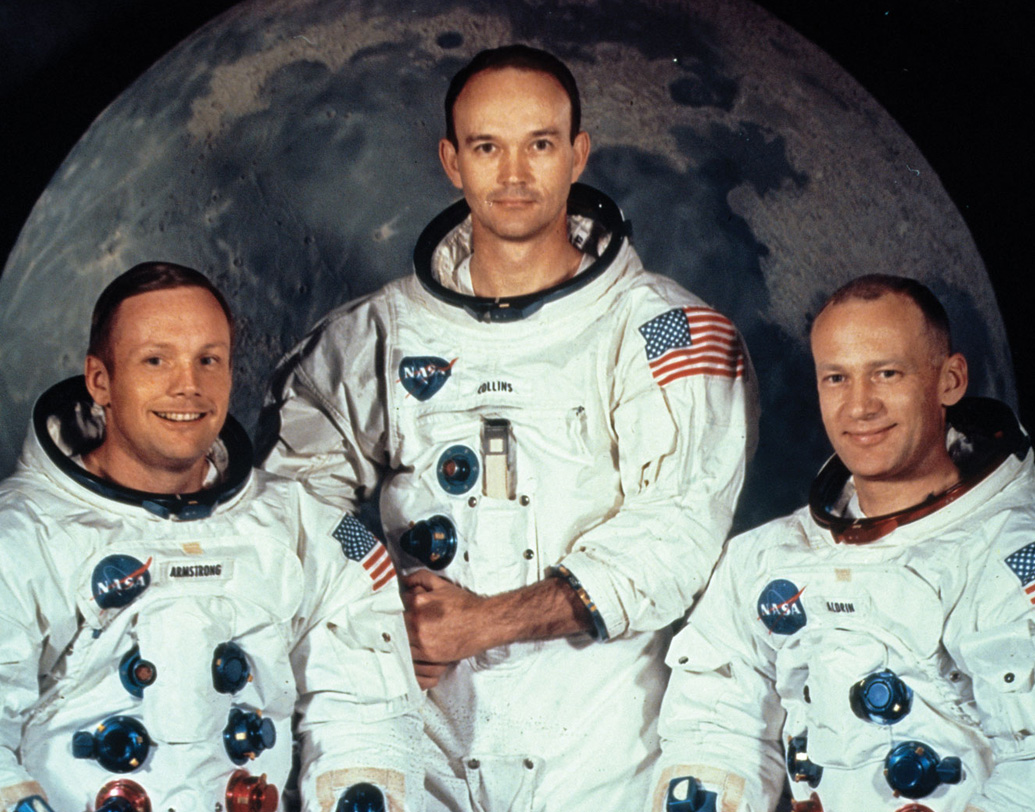 বিশ্বে মহাকাশ গবেষণার ইতিহাসে আর্মস্ট্রংয়ের স্পেসস্যুটের যত ছবি তোলা হয়েছে, অন্য স্পেসস্যুটের ক্ষেত্রে তা হয়নি। অভিযানের অনেক বছর পরে, ১৯৯৪ সালে আর্মস্ট্রং একটি চিঠিতে নাসা-কে ধন্যবাদ জানান পোশাকের জন্য। তাঁর মতে, স্পেসস্যুটটি ফোটোজেনিক ছিল তো বটেই। তবে এটা যে ঠিক  ভাবে কাজ করেছিল, সেটাই এর প্রকৃত সৌন্দর্য।