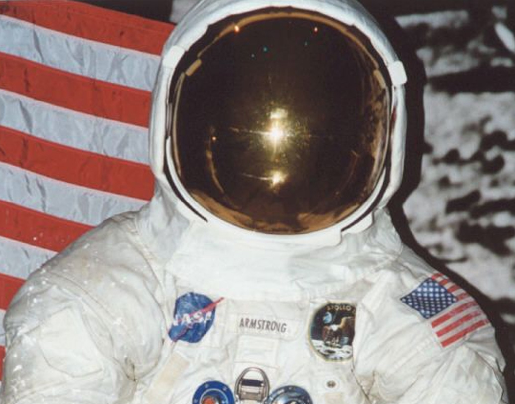 প্রায় ৩০ বছর ধরে নিল আর্মস্ট্রংয়ের ওই স্পেসস্যুট স্মিথসোনিয়ানের গ্যালারিতেই রাখা ছিল। কিন্তু স্যুট নষ্ট হয়ে যাওয়ার আশঙ্কায় ২০০৬-এ সেটি গ্যালারি থেকে সরিয়ে নেওয়া হয়।