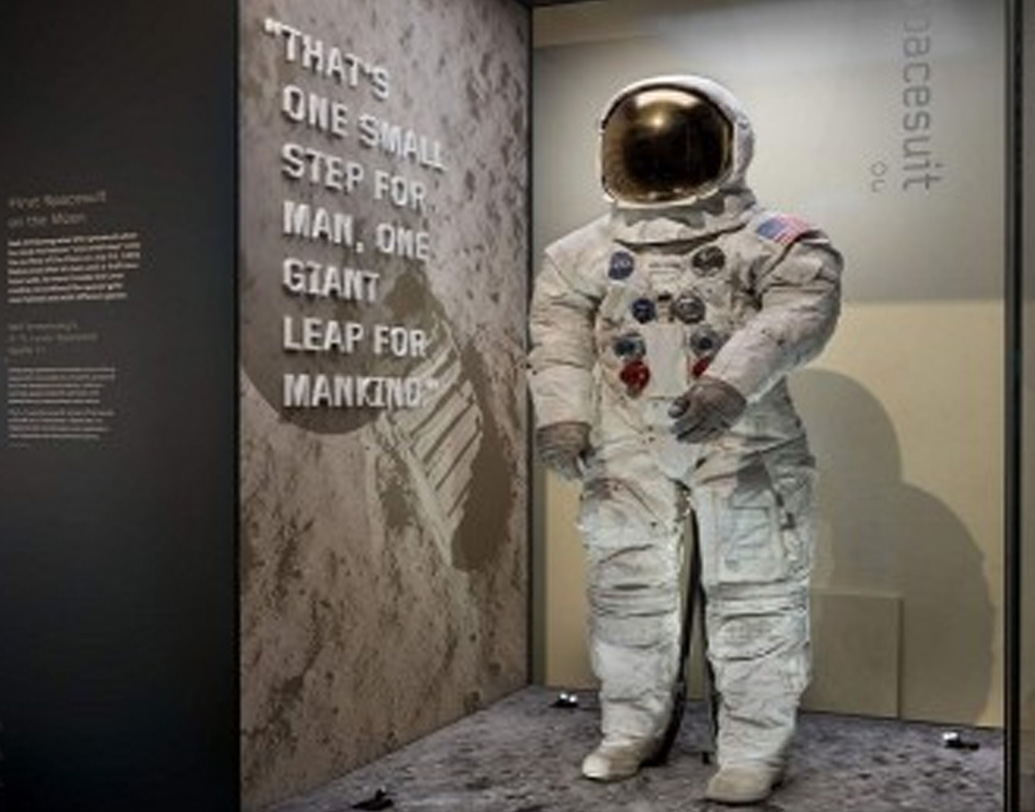 চাঁদে মানুষের পা রাখার পঞ্চাশ বছর পূর্তি উপলক্ষে নিল আর্মস্ট্রংয়ের পোশাক চলতি বছরের জুলাই মাসে প্রদর্শনীতে রাখা হয়। গত ১৩ বছর ধরে নামী স্পেসস্যুট ডিজাইনারদের সঙ্গে কথা বলেন মিউজিয়াম কর্তৃপক্ষ। তার পর ওই স্পেসস্যুটটিতে সংরক্ষণ সংক্রান্ত বিভিন্ন কাজ করার পর তা ফের স্মিথসোনিয়ানের গ্যালারিতে নিয়ে আসা হয়েছিল।