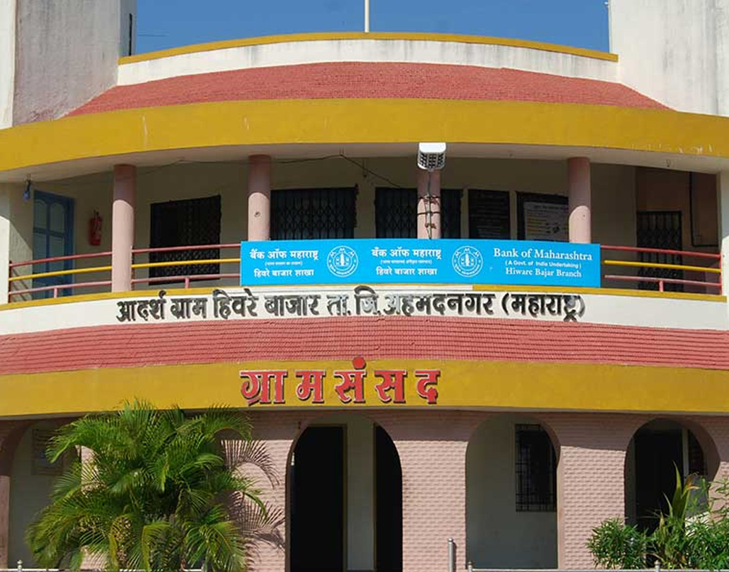 এই রকম অবস্থায় গ্রামের সরপঞ্চ হলেন পোপটরাও পওয়ার। তিনি ছিলেন গ্রামের একমাত্র স্নাতকোত্তর ডিগ্রিধারী। অনিচ্ছা সত্ত্বেও তিনি সরপঞ্চ নির্বাচিত হয়েছিলেন।