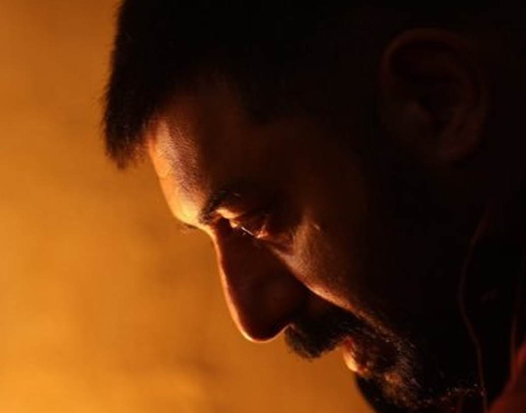 কলেজে থাকতেই মডেলিং-এর সঙ্গে শুরু থিয়েটারে অভিনয়ও। কিন্তু অভিনেতা হিসেবে গুরুত্ব পাননি। লয়োলা থিয়েটার সোসাইটি-তে অভিনয়ের সময় তাঁকে মঞ্চ থেকে নামিয়ে দেওয়া হয়েছিল।