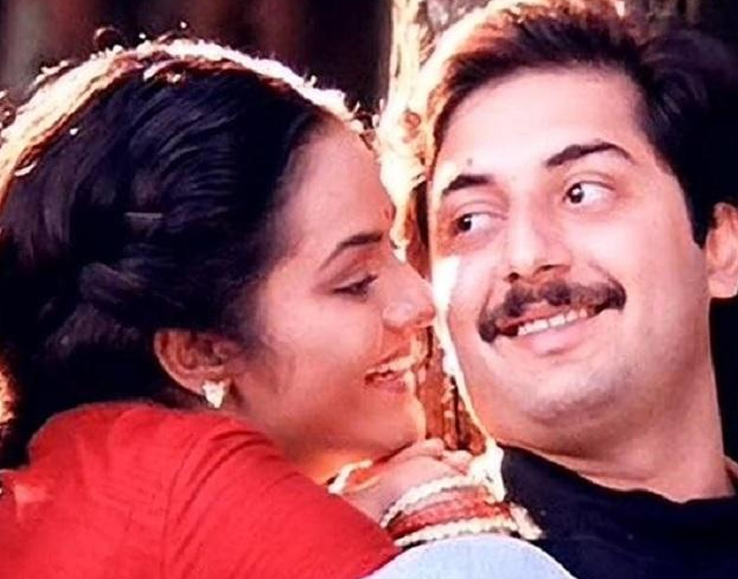 এরপর ১৯৯২ সালে ‘রোজা’। তার তিন বছর পরে ‘বম্বে’। মণিরত্নমের নির্দেশনায় বলিউডের দুই আইকনিক ছবিতে অভিনয়। মাত্র দু’টি ছবির দৌলতে হিন্দি ছবির দর্শকদের কাছে অরবিন্দ স্বামী দেশ জুড়ে অকল্পনীয় জনপ্রিয়তা পান। যাঁরা দক্ষিণী ছবির খোঁজ রাখেন না, তাঁদের হৃদয়ে অরবিন্দ স্বামীর জায়গা এই দুই ছবির সুদর্শন নায়ক হিসেবেই।