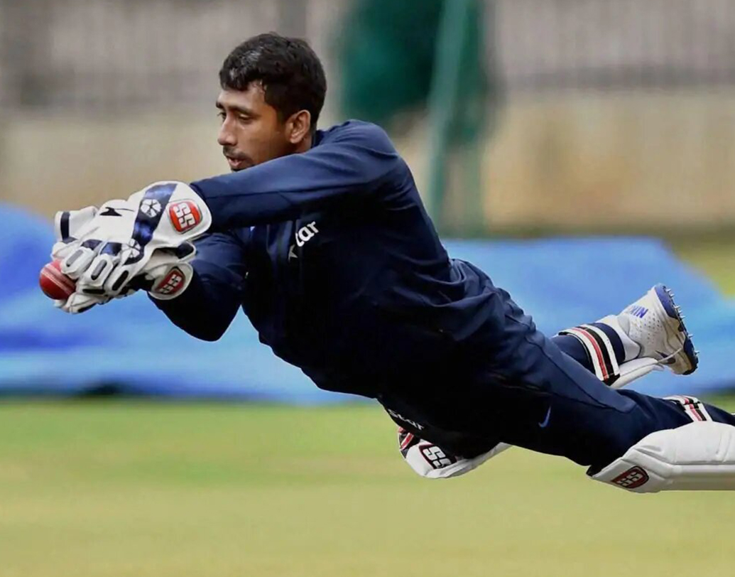 ঋদ্ধিমান সাহা- বাংলার উইকেটকিপারকে আগের সিরিজে বসেই কাটাতে হয়েছে। আজও তিনি বিশ্বের অন্যতম সেরা উইকেটকিপার, এই বিষয়ে সন্দেহ নেই। কিন্তু নির্বাচকরা ভবিষ্যতের দিকে তাকিয়ে পন্থকে তৈরি করতে চাইছেন। এখন দেখার এই সিরিজে সুযোগ পান কিনা প্রথম একাদশে।