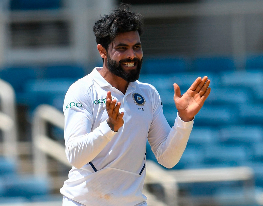 রবীন্দ্র জাডেজা- সত্যিকারের থ্রি-ডি প্লেয়ার বোধ হয় তিনিই। ব্যাটিং, বোলিং, ফিল্ডিং— তিন বিভাগেই তিনি অপরিহার্য। তাঁকে বাদ দিয়ে এখন কোনও ভারতীয় দলই তৈরি হচ্ছে না। এই সিরিজেও তার অন্যথা হল না।