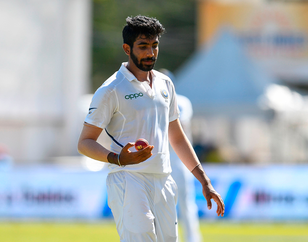 যশপ্রীত বুমরা- তাঁর ইয়র্কারের উত্তর পেতেই এত দিন হিমশিম খেতেন ব্যাটসম্যানরা। তাঁর সঙ্গে যুক্ত হয়েছে নতুন অস্ত্র আউটসুইং। ফলে আরও ভয়ঙ্কর হয়ে উঠেছেন তিনি। প্রথমবার টেস্ট জার্সি গায় ভারতীয় পিচে নামবেন তিনি।