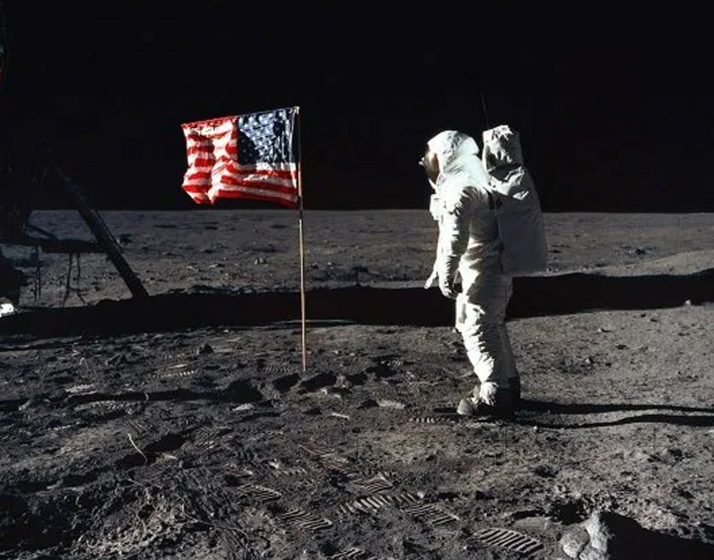 কিন্তু তাঁর সব স্বপ্ন চুরমার হয়ে গিয়েছিল অ্যাডিসন ডিজিজে। অ্যাড্রিনালিন গ্রন্থির এই অসুখের জন্য তিনি মনোনীত হননি চন্দ্র অভিযানের অভিযাত্রী হিসেবে। ১৯৬৯-এর ২০ জুলাই নাসা-র কার্যালয়ে বসে বাইরে থেকেই চাঁদের পিঠে মানুষের প্রথম পদচারণা দেখেছিলেন অভিযানের অন্যতম হোতা ইউজিন শুমেকার।