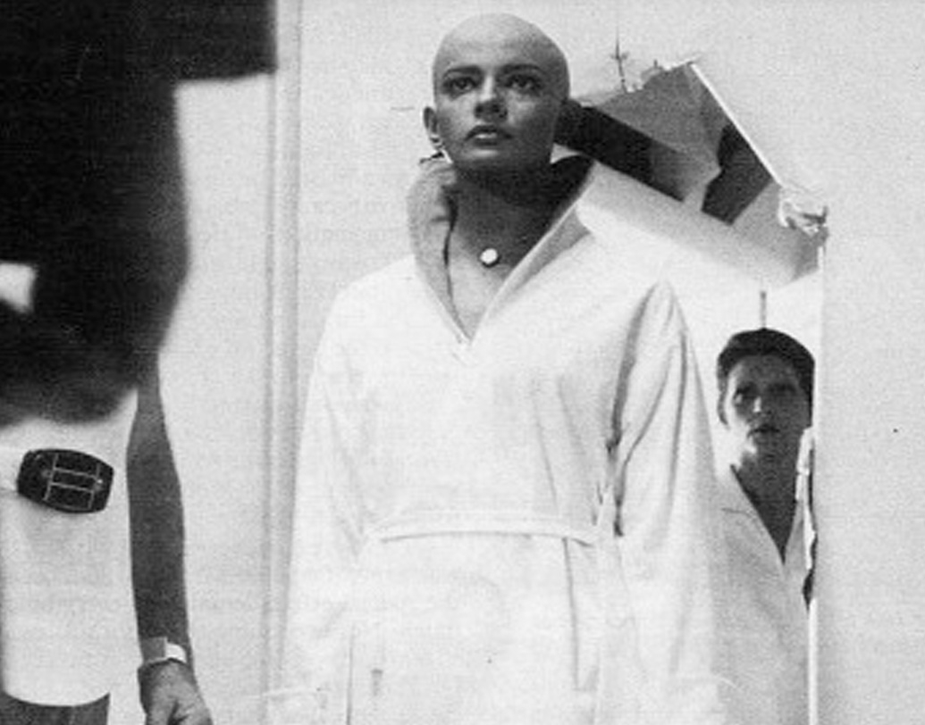 তৎকালীন বম্বের পার্সি পরিবারে পরসিসের জন্ম ১৯৪৮-এর ২ অক্টোবর। তিনি যখন দু’বছরের, তাঁর বাবা চলে যান সংসার ছেড়ে।