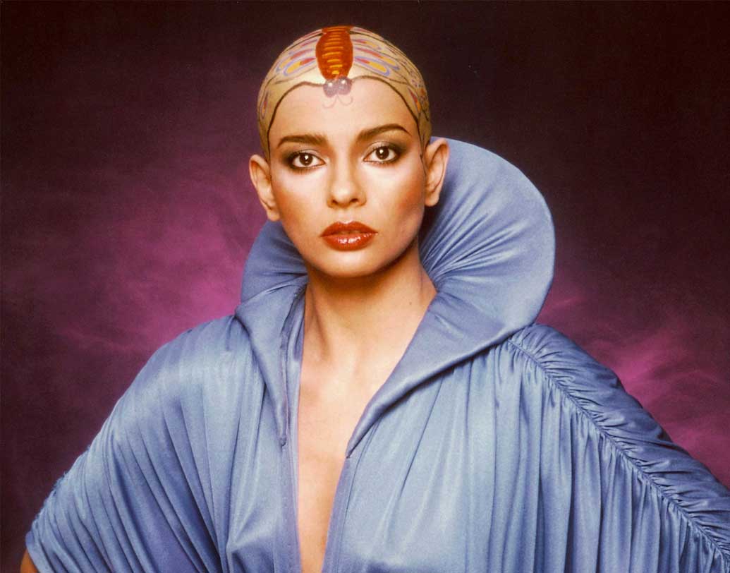 পরের গন্তব্য ‘মিস ইউনিভার্স’-এর মঞ্চ। শেষ মুহূর্তে কেনা পোশাক পরে অংশ নিয়েছিলেন পরসিস। কিন্তু বলা হয়, সে পোশাক ছিল সেই মঞ্চে বেমানান। ফলে অধরাই থেকে যায় ব্রহ্মাণ্ড-সুন্দরীর খেতাব।