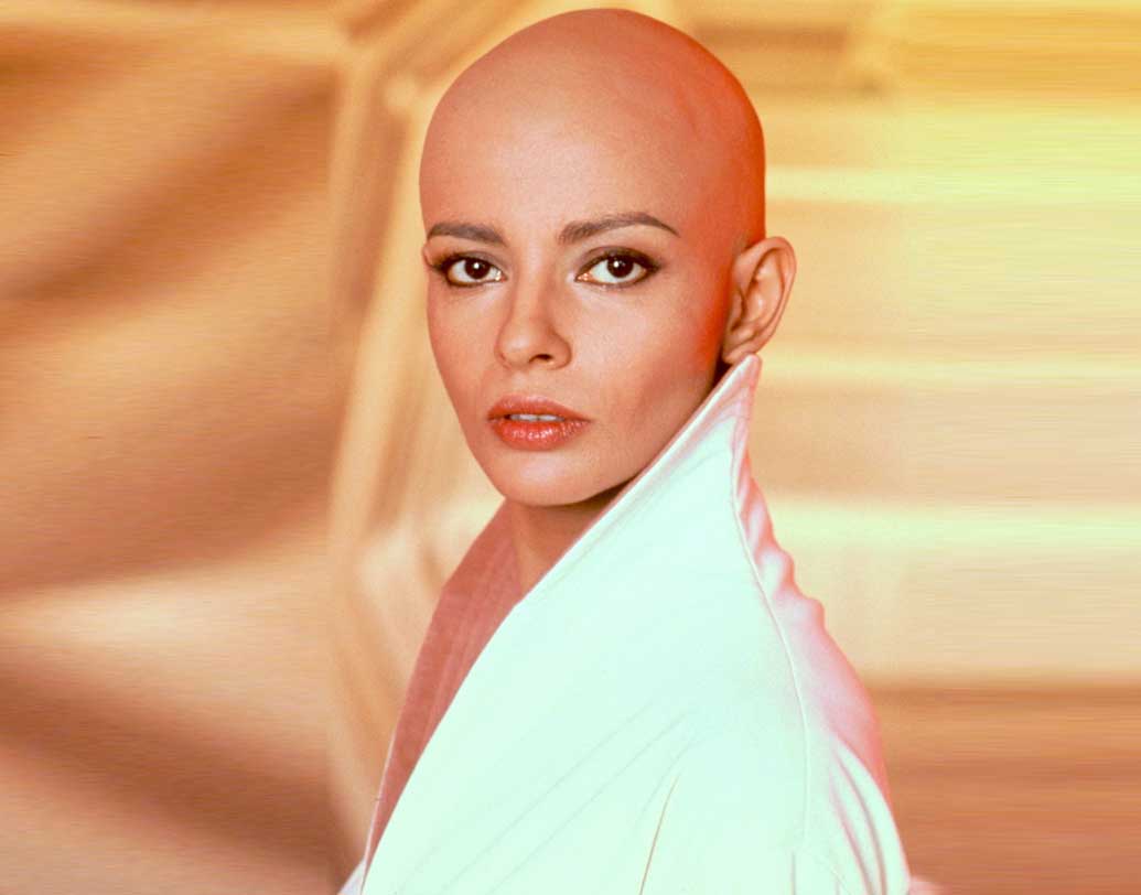 তখন নায়িকাদের ফ্যাশন ছিল বড় খোঁপা বা লম্বা চুলের বিনুনি। সে রকম সময়ে দাঁড়িয়ে চিত্রনাট্যের প্রয়োজনে ন্যাড়া হয়েছিলেন পরসিস খম্বাটা। ১৯৭৯ সালে মুক্তিপ্রাপ্ত সায়েন্স ফিকশন ‘স্টার ট্রেক: দ্য মোশন পিকচার’-এ পরসিসকে দেখা গিয়েছিল মুণ্ডিতমস্তক লেফটেন্যান্ট ইলিয়া-র ভূমিকায়।