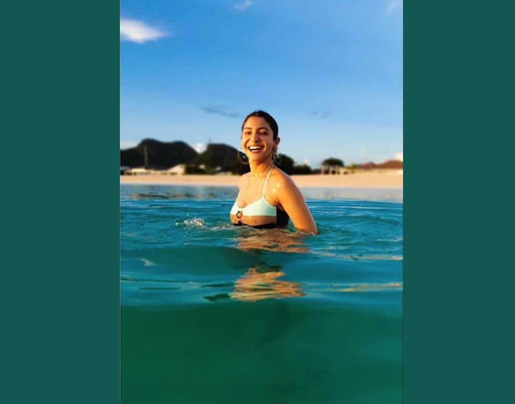 চোখে মুখে উচ্ছ্বাস যেন ঠিকরে বেরোচ্ছে। বিকিনিতে অনুষ্কা মোহময়ী। পরেছেন বিকিনি। নিজেই ছবিতে লিখেছেন ‘ওয়াটার বেবি’। দু’জনে যে কোয়ালিটি টাইম কাটাচ্ছেন তা আর বলার অপেক্ষা রাখে না।