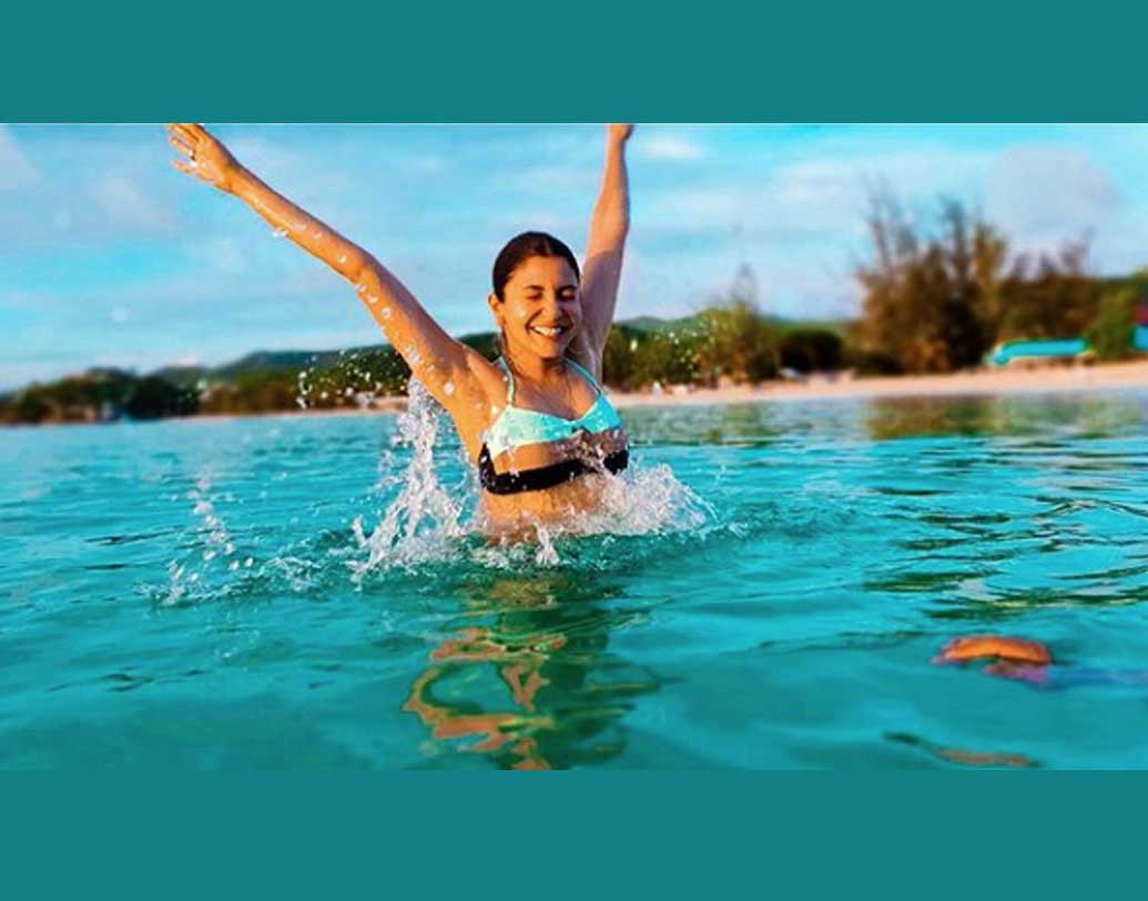 কিছু দিন আগেই ওয়েস্ট ইন্ডিজ থেকে ফিরেছে বিরাট-বাহিনী। ১৫ তারিখ থেকে শুরু হচ্ছে দক্ষিণ আফ্রিকার বিরুদ্ধে মহারণ। এর মাঝেই জলকেলিতে ব্যস্ত বিরাট পত্নী। বিভিন্ন পোজে ছবি তুলতে দেখা গিয়েছে তাঁকে।