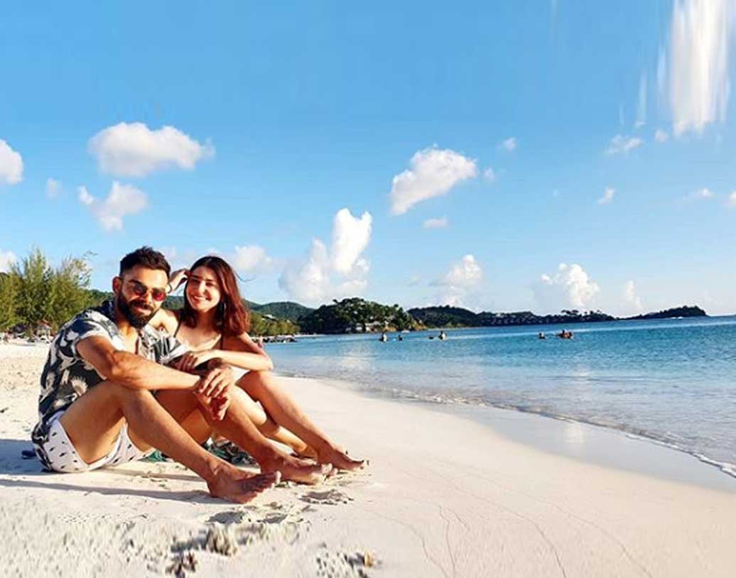 এর আগে বিরাটের ক্যারিবিয়ান সফরের সময় সমুদ্রতটে গায়ে রোদ মাখতে দেখা গিয়েছিল বিরুষ্কাকে। পাশে নীল সমুদ্র। দু’জনে বসে রয়েছেন কাছাকাছি।