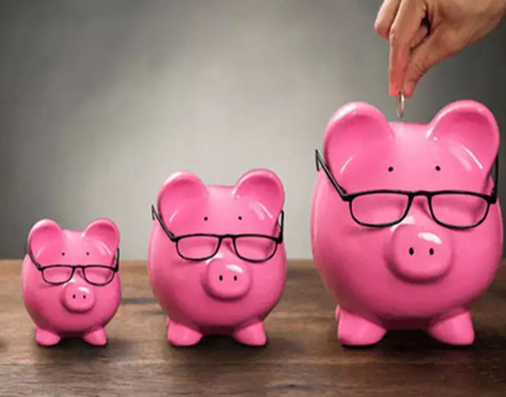 স্থায়ী আমানতে এসবিআইয়ের সুদের হার সর্বনিম্ন ৪.৫০ শতাংশ থেকে সর্বাধিক ৬.৭০ শতাংশের মধ্যে ঘোরাফেরা করছে। যেখানে পোস্ট অফিসের সংশোধিত সুদের হার সর্বনিম্ন ৬.৯ শতাংশ থেকে সর্বাধিক ৭.৭ শতাংশ। তবে এসবিআইয়ের স্থায়ী আমানতের মেয়াদ ৭ দিন থেকে সর্বাধিক ১০ বছর পর্যন্ত হয়। আর পোস্ট অফিসের টার্ম ডিপোজিটের মেয়াদ ১, ২, ৩ এবং ৫ বছর।