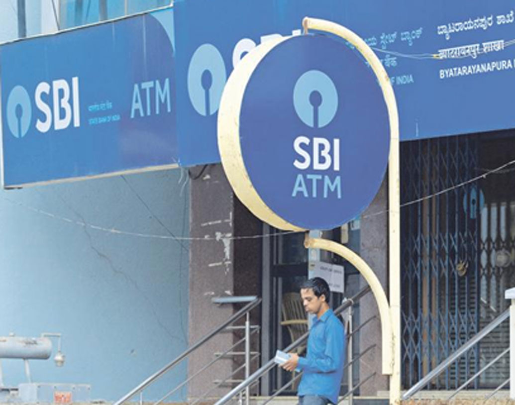 সেরকমই ২১১ দিন থেকে ১ বছরের কম পর্যন্ত এসবিআইয়ের স্থায়ী আমানতে সুদের হার কমে হয়েছে ৫.৮০ শতাংশ। প্রবীণদের ক্ষেত্রে এই মেয়াদের স্থায়ী আমানতে সুদ ৬.৫০ শতাংশ থেকে কমে হয়েছে ৬.৩০ শতাংশ।