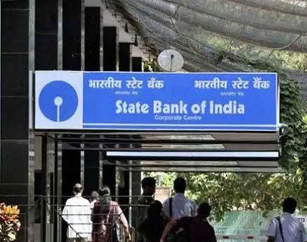 তবে ব্যাঙ্কে ৭ দিন থেকে ৪৫ দিন পর্যন্ত, ৪৬ দিন থেকে ১৭৯ দিন পর্যন্ত এবং ৩ বছরের বেশি স্থায়ী আমানতে সুদের হারের কোনও পরিবর্তন হয়নি।