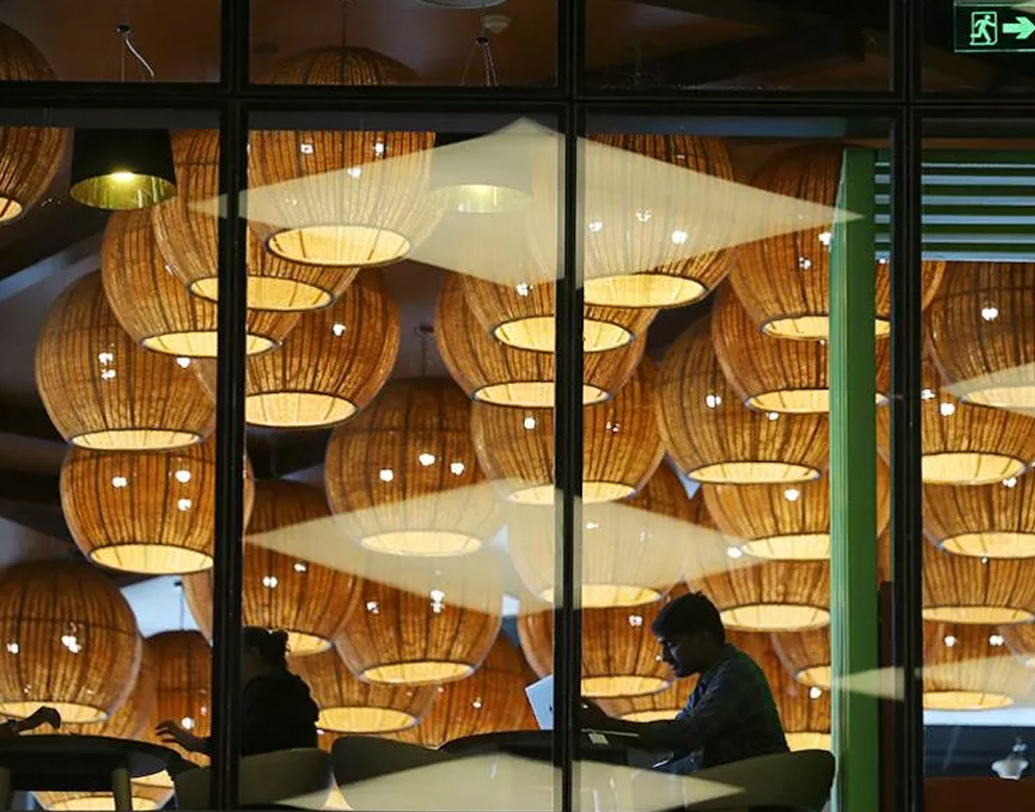 আমাজনের এই বিশাল অফিস টেক্কা দিতে পারে যে কোনও সেভেন স্টার হোটেলকে। কাজের পাশাপাশি কর্মীদের ছোটবড় সুবিধা অসুবিধা সব কিছুই খেয়াল রেখেছেন কর্তৃপক্ষ।