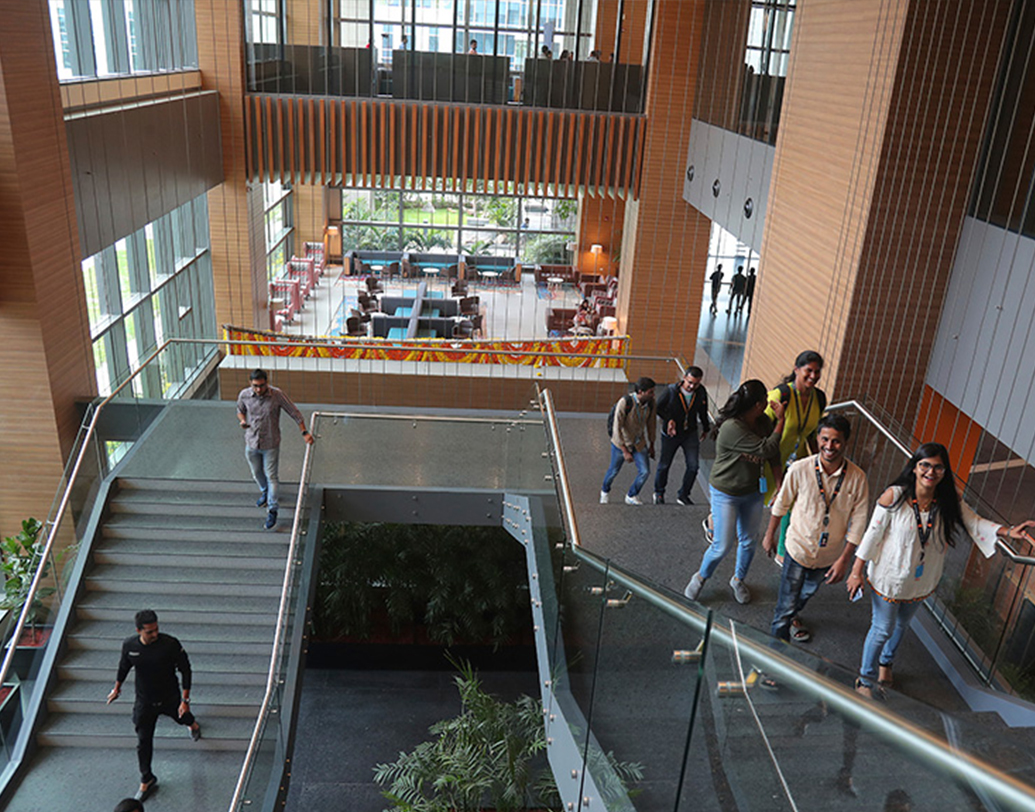 আইফেল টাওয়ার বানাতে যে পরিমাণ স্টিল লেগেছিল তার চেয়ে আড়াই গুণ বেশি স্টিল লেগেছে আমাজনের এই অফিস বানাতে। অফিসের ছাদে হেলিপ্যাড রয়েছে। এক তলা থেকে অন্য তলায় যাতায়াত করার জন্য ৪৯টা এলিভেটর রয়েছে।