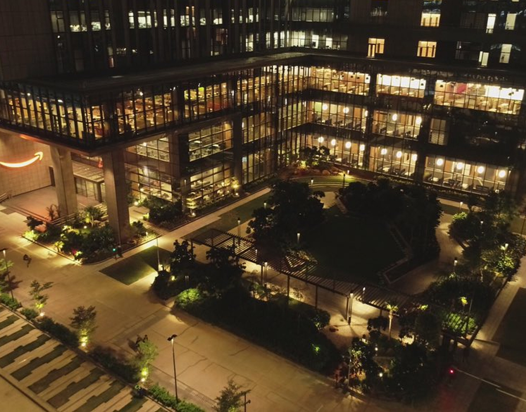 ঝাঁ চকচকে এই অফিস মোট ১০ লক্ষ ৮০ হাজার বর্গ ফুটের। এর বাইরে আমাজন ক্যাম্পাসের ভিতরেই ১০ লক্ষ ২০ হাজার বর্গ ফুট এলাকা জুড়ে রয়েছে গাড়ি পার্কিং এবং বিনোদনের ব্যবস্থা।