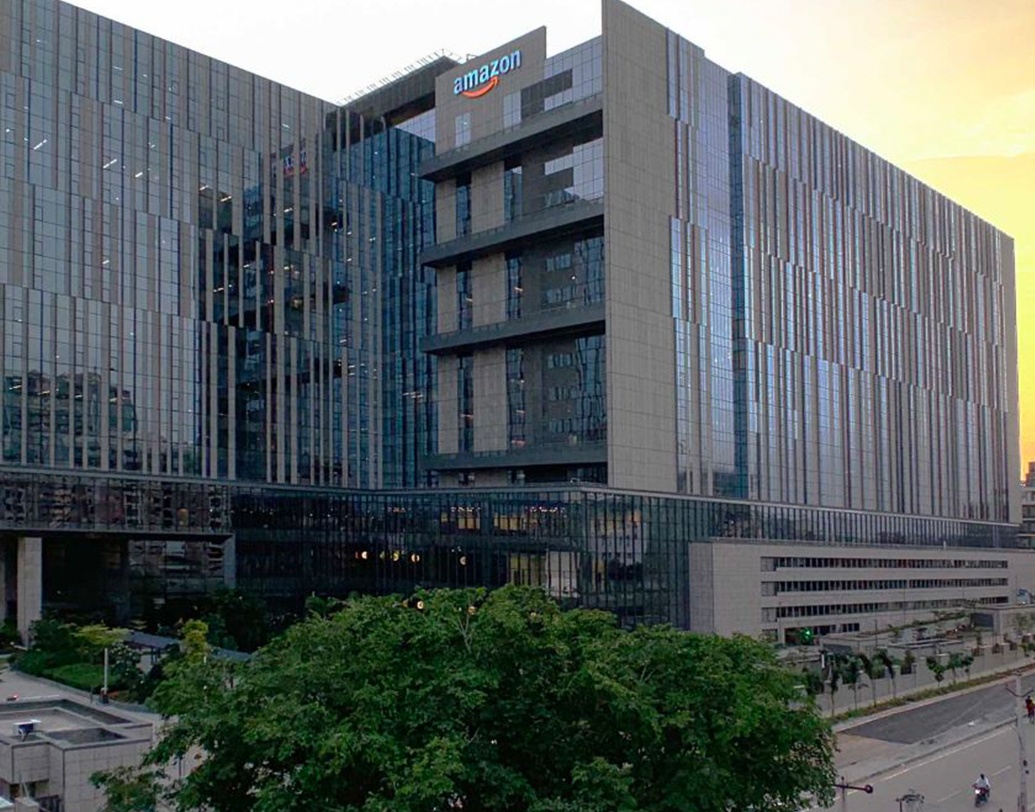 আমাজনের এই ক্যাম্পাসের চারপাশে সব মিলিয়ে ৩০০টা গাছ রয়েছে। যার মধ্যে তিনটে আবার ২০০ বছরের পুরনো। জলের অপচয় রোধ করার জন্য ৮ লক্ষ ৫০ হাজার লিটার জল পুনর্ব্যবহারের প্ল্যান্ট রয়েছে।