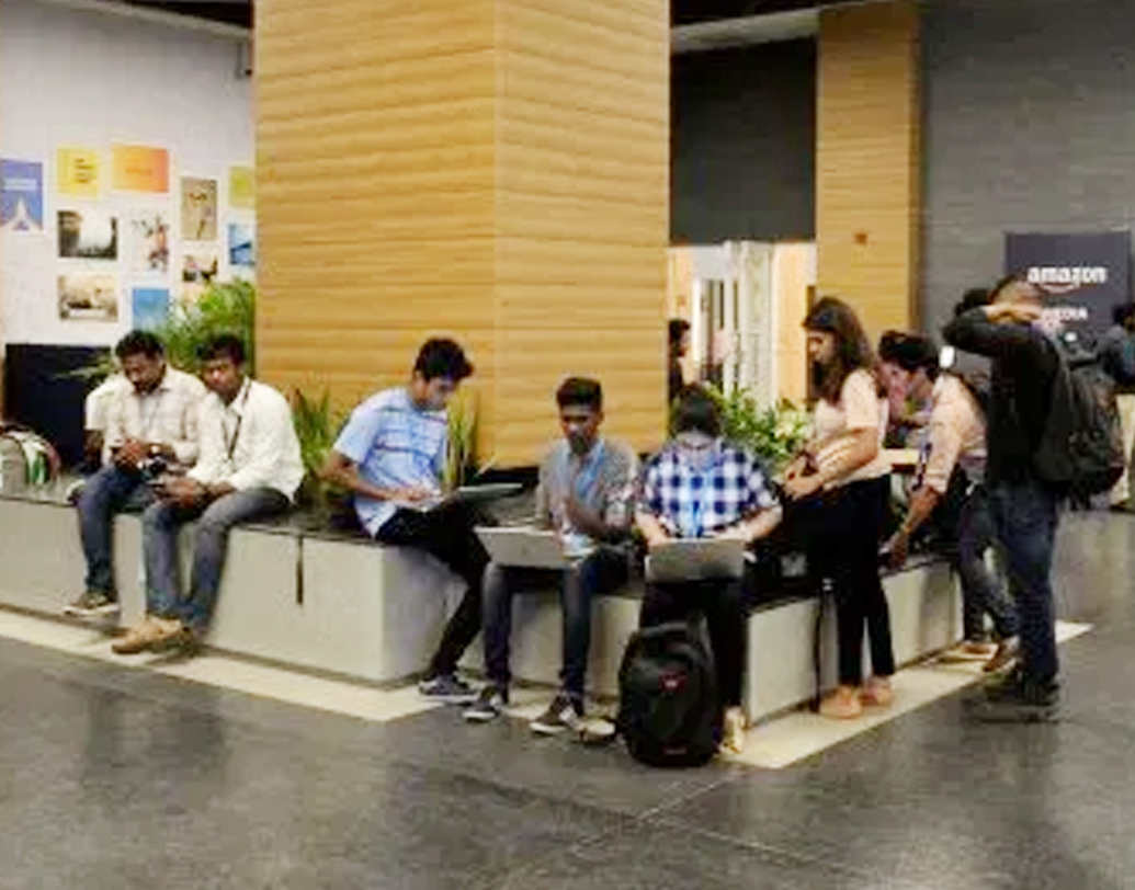 একসঙ্গে ১৫ হাজার কর্মী বসে কাজ করতে পারেন এই অফিসে। ২৯০টা কনফারেন্স রুম রয়েছে। বিশালাকার এই ক্যাম্পাস বানাতে কত খরচ হয়েছে তা অবশ্য প্রকাশ্যে আনা হয়নি। তবে জানা গিয়েছে, এটা বানাতে কয়েকশো মিলিয়ন ডলার খরচ হয়েছে।