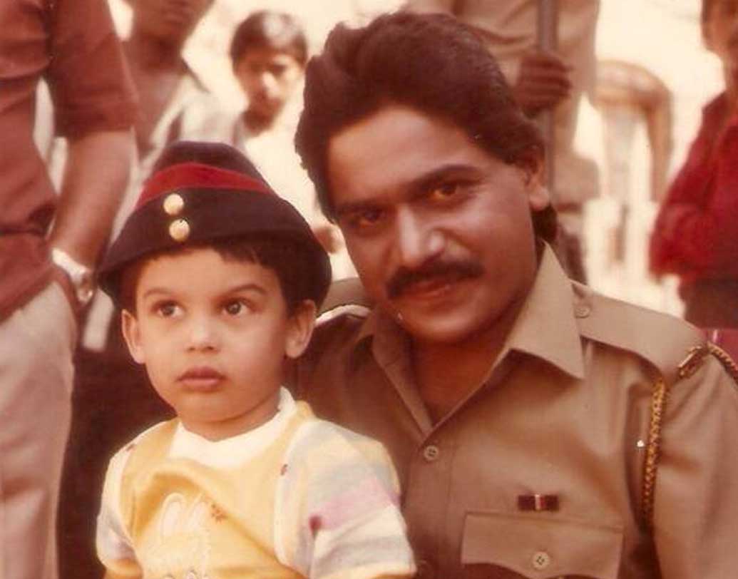 জন্ম ১৯৫৪ সালের ২৬ অক্টোবর, তৎকালীন বম্বেতে। ছোটবেলায় মহল্লার গণেশপুজোর উৎসবে অভিনয় করতেন তিনি। পরে মুম্বই মরাঠি সাহিত্য সংঘে তাঁর অভিনয়ের হাতেখড়ি। স্কুল-কলেজজীবনে প্রশংসিত ও পুরস্কৃত হয়েছে লক্ষ্মীকান্তের অভিনয়।