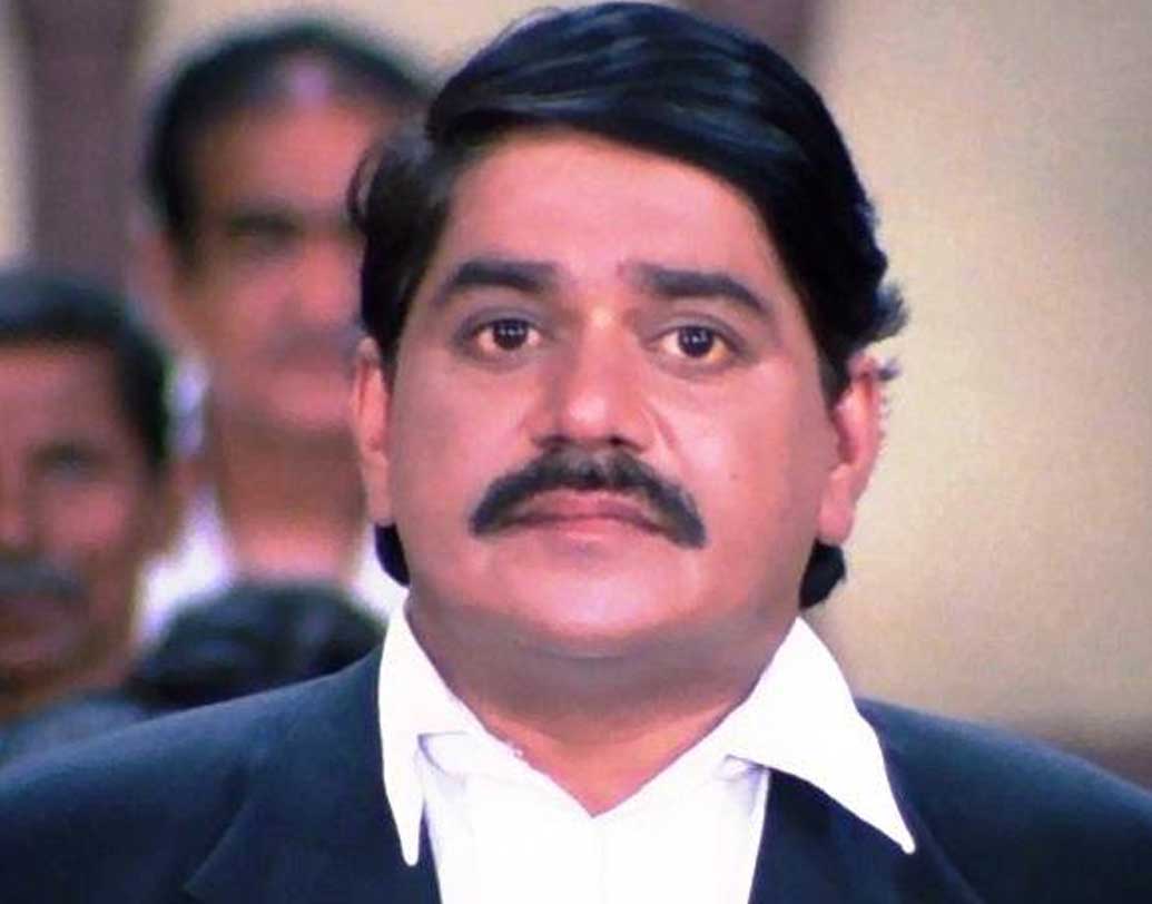 আটের দশকের গোড়ায় প্রথম বড় ভূমিকায় সুযোগ পান পুরষোত্তম বের্ডের নাটক ‘তুর তুর’-এ। মরাঠি নাট্যজগতে লক্ষ্মীকান্ত পরিচিত হন হাস্যকৌতুক অভিনেতা হিসেবে।