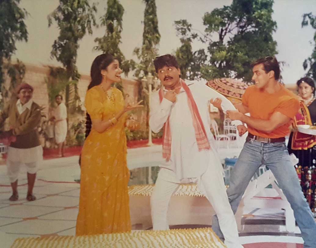 থিয়েটারে অভিনয় করতে করতেই সুযোগ বড় পর্দায়। প্রথম ছবি মাতৃভাষা মরাঠিতে, ‘লেক চালালি সসরলা’। ১৯৮৫ থেকে ২০০০ অবধি তিনি দাপটের সঙ্গে শাসন করেছেন মরাঠি ছবির ইন্ডাস্ট্রিকে।