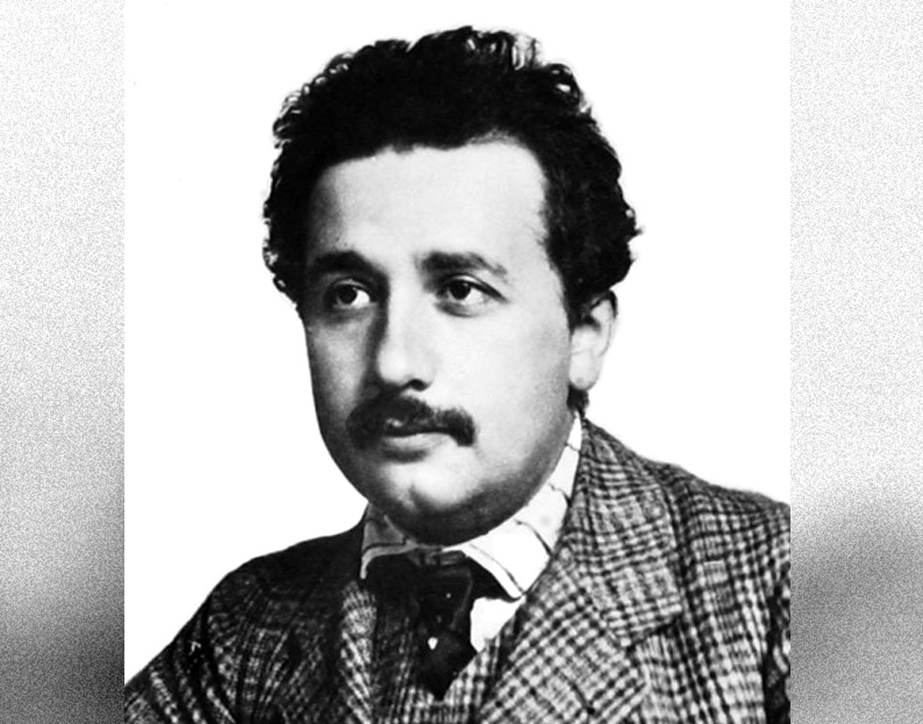 ১৯০৫ সাল ছিল আইনস্টাইনের জীবনের বিস্ময়কর বছর। একই বছরে তাঁর তিনটি পেপার প্রকাশ পায়। প্রথম পেপারে বিশেষ আপেক্ষিকতাবাদের ভিত তৈরি। দ্বিতীয় পেপারে ব্রাউনিয়ান মোশন থেকে অনুর অস্তিত্ত্ব শনাক্ত করা। আর তৃতীয় পেপারে আলোর কণা কোয়ান্টামের প্রয়োগ, যার সূত্রে আইনস্টাইনের নোবেল পুরস্কার।