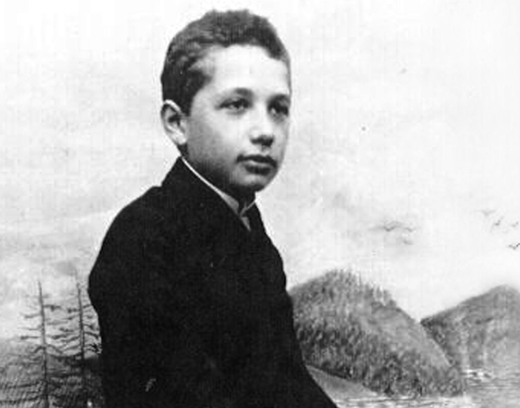 আইনস্টাইন প্রথম প্রেমে পড়েছিলেন ১৬ বছর বয়সে। প্রথম প্রেমিকা ছিলেন মারি ভিন্টেলার। আলবার্টের চেয়ে দু’বছরের বড়, সদ্য কলেজে শিক্ষক হওয়ার প্রশিক্ষণ নিয়ে চাকরিতে যোগ দেওয়ার অপেক্ষায়। জুরিখ থেকে পঁচি‌শ মাইল পশ্চিমে, আরাউ গ্রামে আলবার্ট তখন ভিন্টেলার পরিবারের সঙ্গেই থাকতেন।